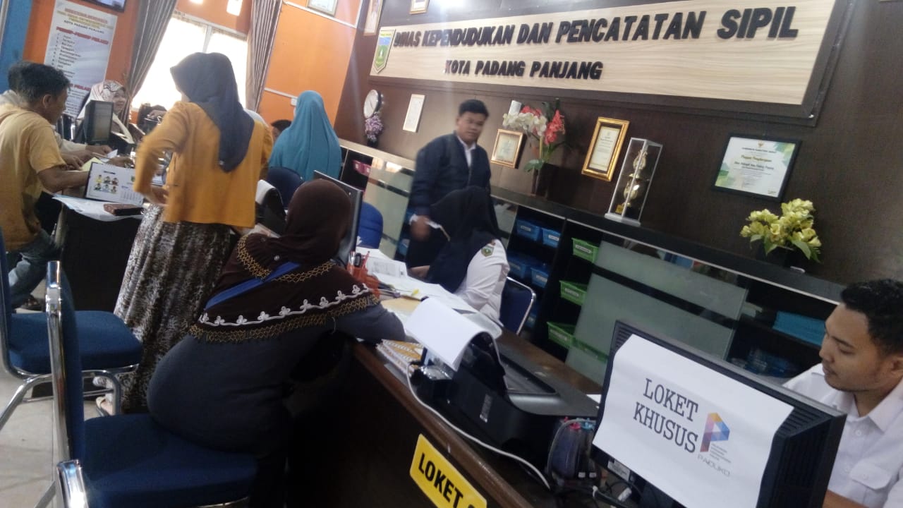 Aktivitas pelayanan kepada masyarakat di Disdukcapil Padang Panjang yang saat ini sudah memiliki layanan administrasi kependudukan secara online, dinamakan Paduko